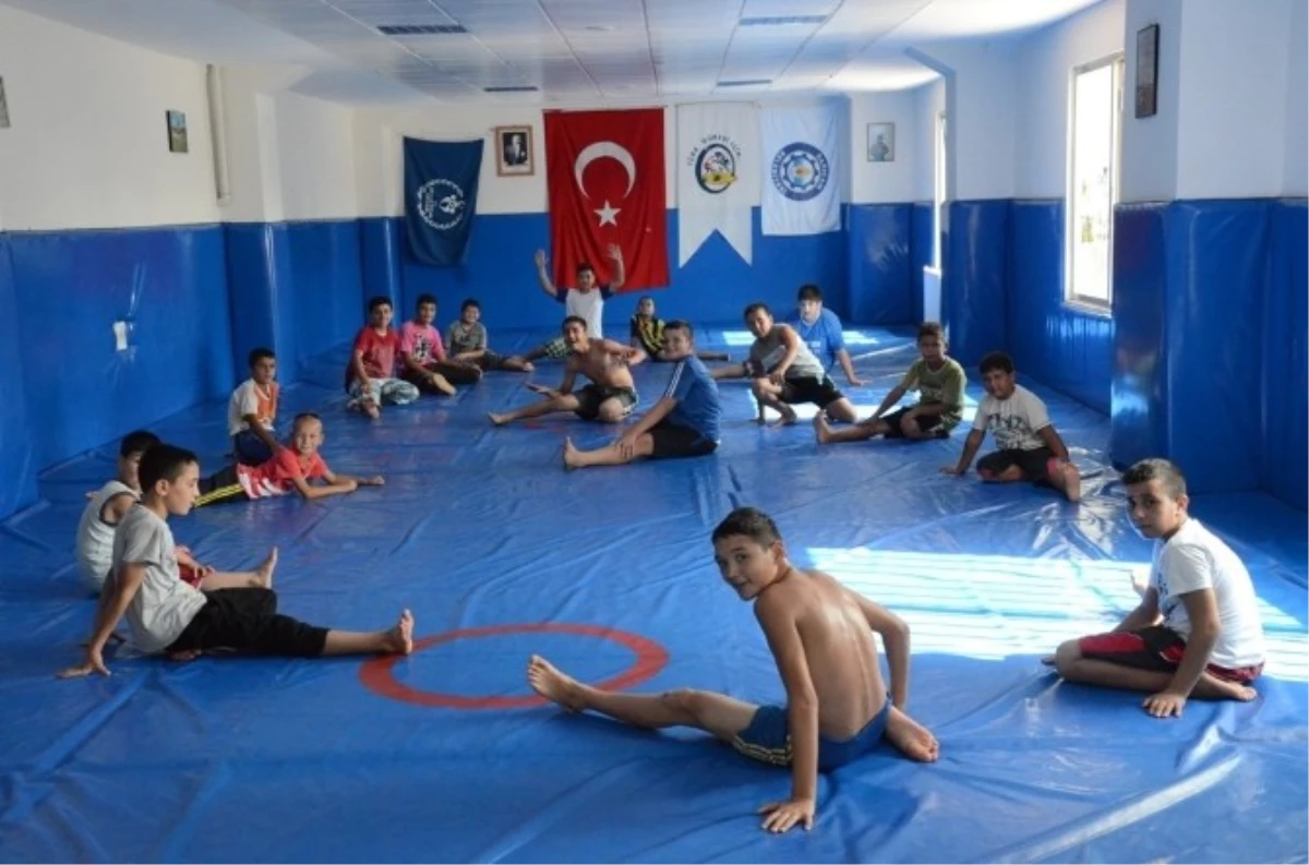 Adana\'da Güreş İl Spor Okulu\'na İlgi Yoğun