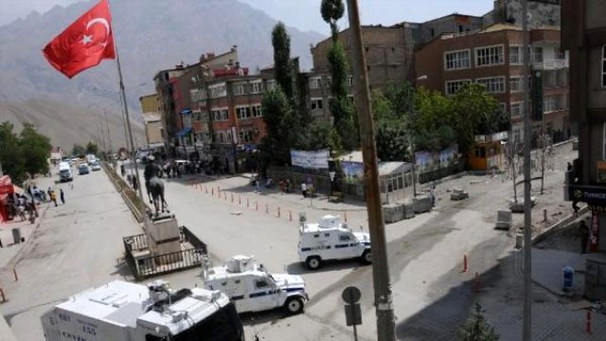 Hakkari\'de Lice\'deki Heykelin Kaldırılması Protesto Edildi