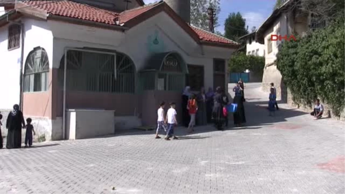 Kadınlardan \'Kapatılan Cami Yeniden Açılsın\' Eylemi