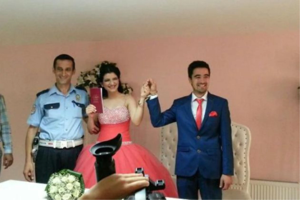 Nikah Şahidi Polisin Düğün Hediyesi Kelepçe