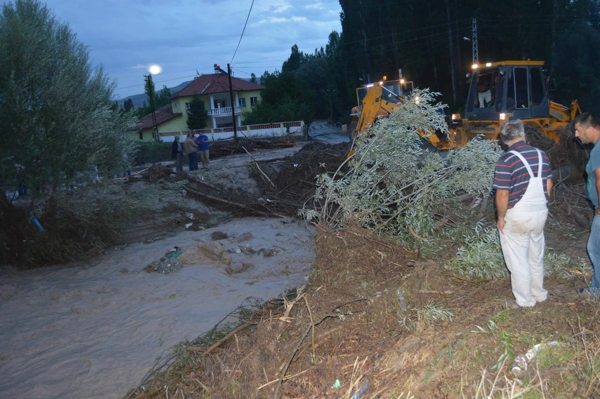 Sarıoğlan\'da Sağanak Hayatı Olumsuz Etkiledi