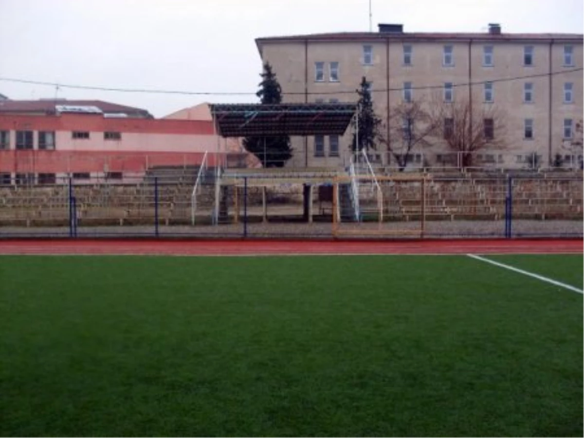 Stadyumunun Seyirci Tribününün Üstü Kapatılıyor