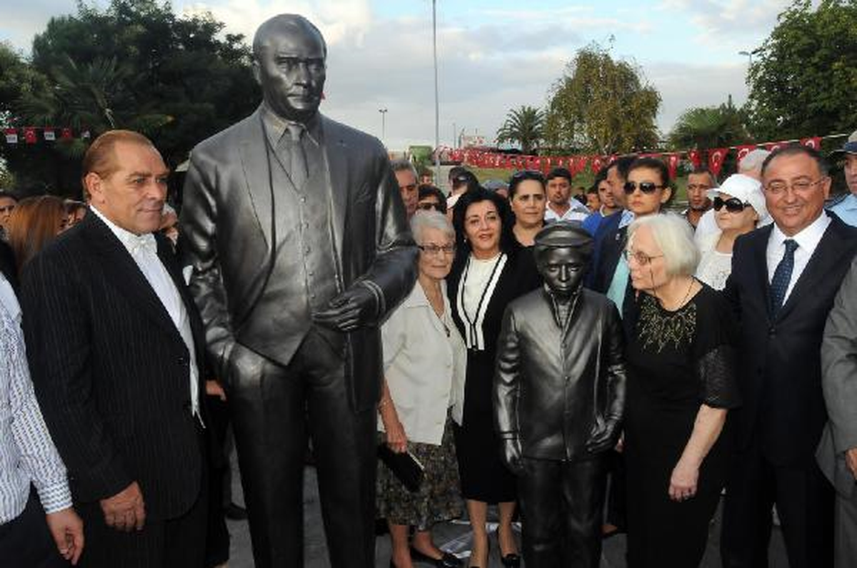 Yalova'ya Atatürk ve Sığırtmaç Mustafa Heykeli