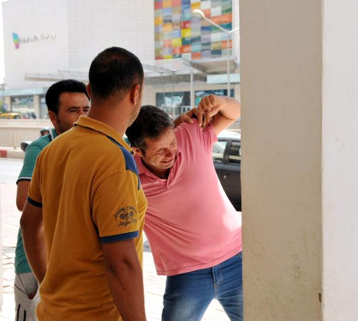 176 Bin Lirasını Kaptırdı, Duvarları Yumrukladı