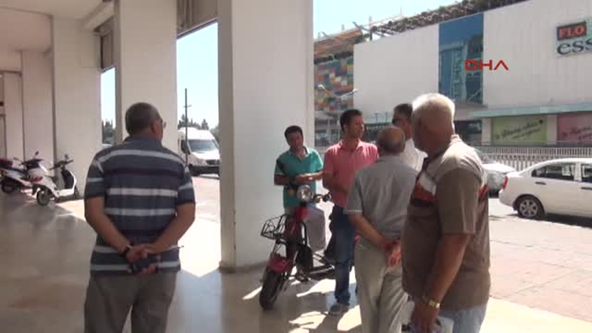 Antalya\'da 176 Bin Lirasını Kaptırdı, Duvarları Yumrukladı