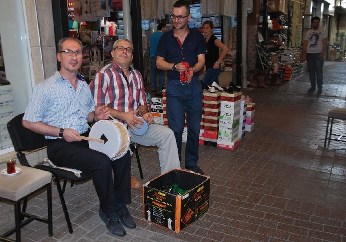 Aydın\'da İşleri Yoğunlaşan Esnaf Keyiften Darbuka Çalmaya Başladı
