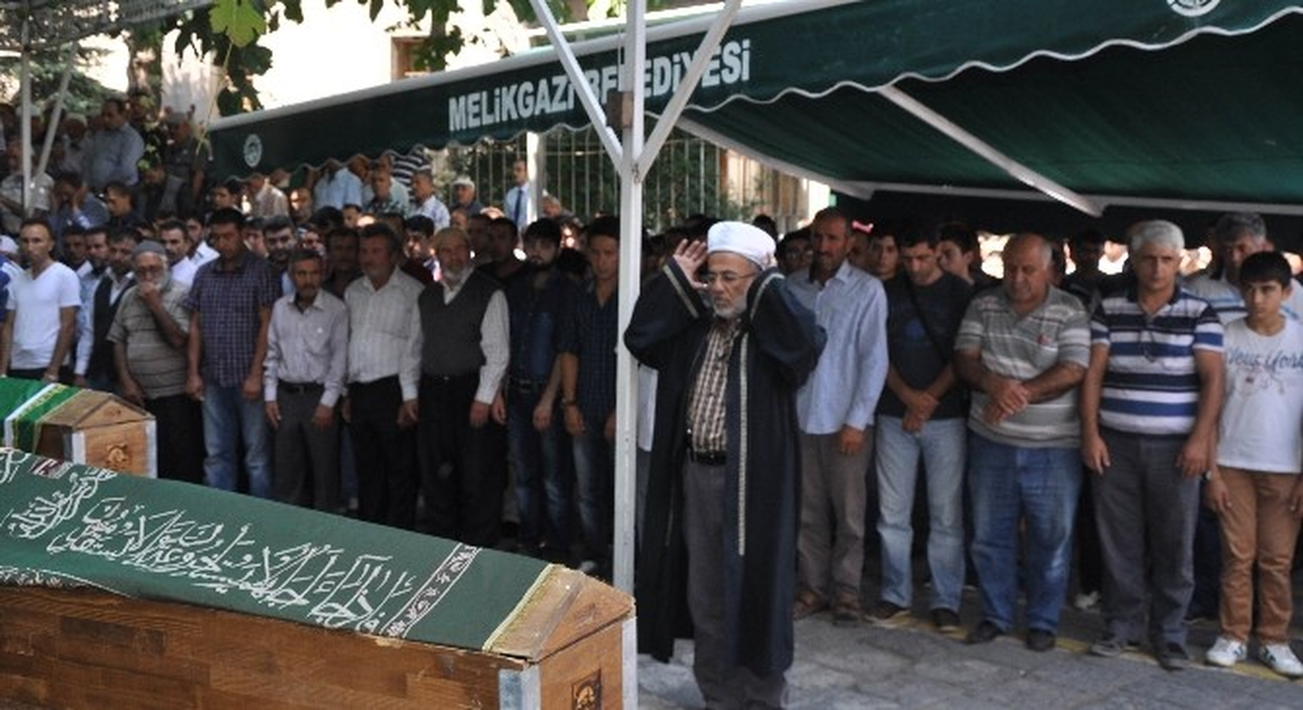 Kayseri\'de Ayırmak İstediği Kavgada Ölen Adam Toprağa Verildi