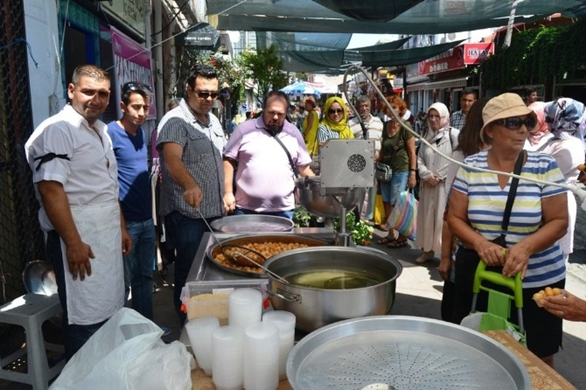 Ayvalık\'ta Başkan Süleyman Seba İçin Lokma Döktürdüler