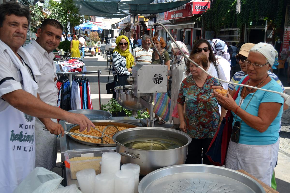 Ayvalık\'ta Seba İçin Lokma Dağıtıldı