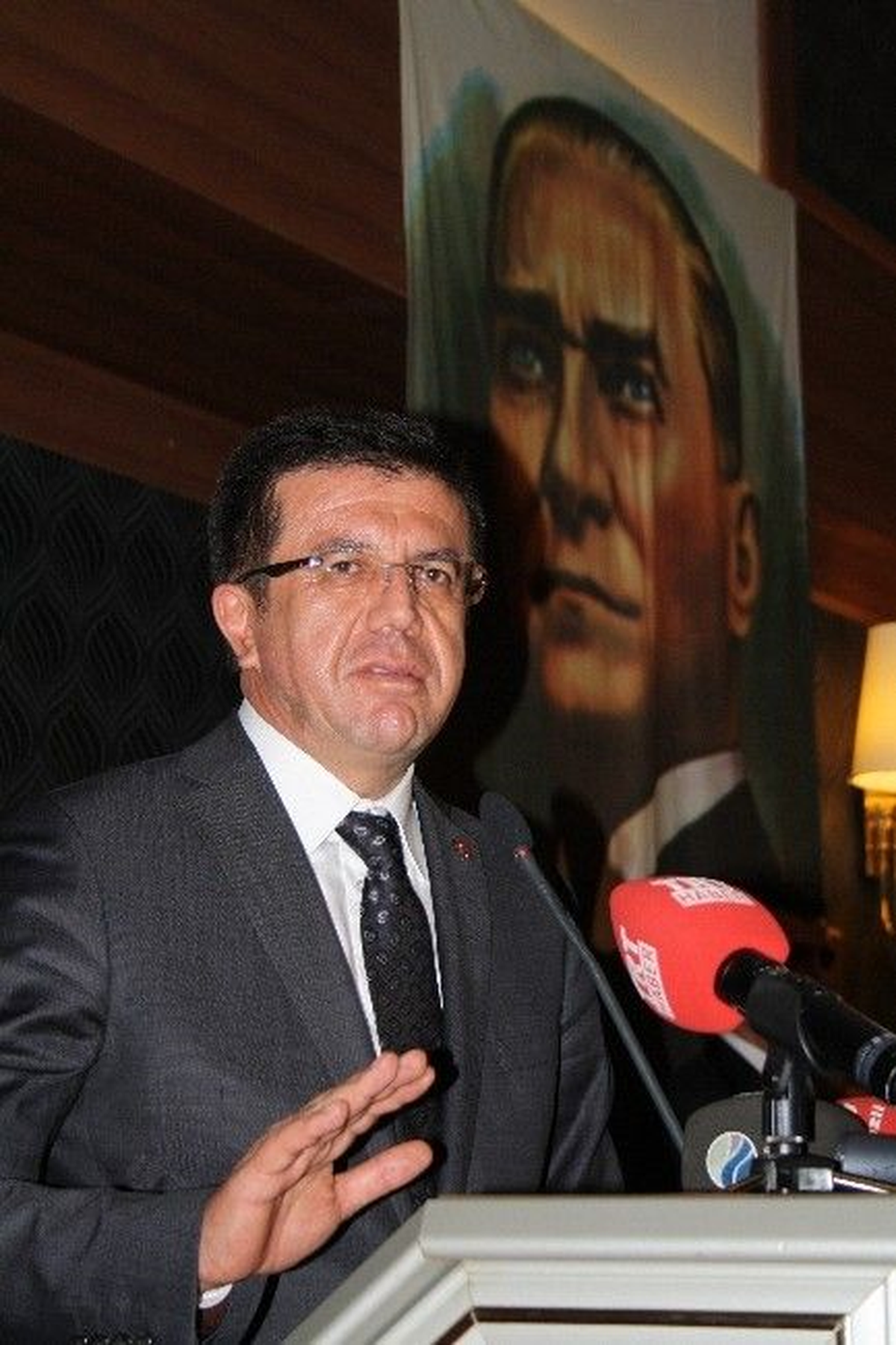 Bakan Zeybekci: Eximbank\'ın Irak\'la İlgili Düzenlemesi İhracatçı ve Müteahhitlik Firmalarına Nefes...