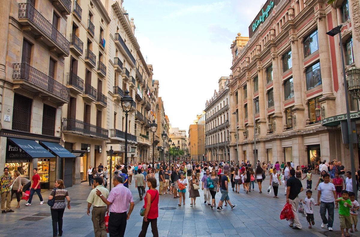 Barcelona\'da "Edepsiz Turist" Tartışması