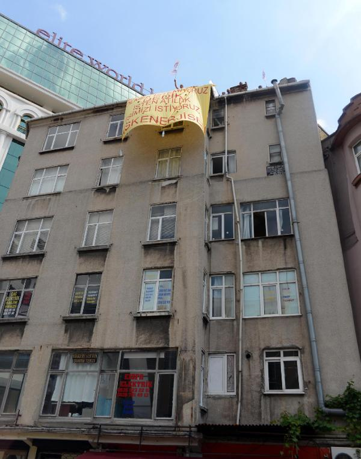 Bedaş İşçilerinden Çatıda Pankartlı Eylem
