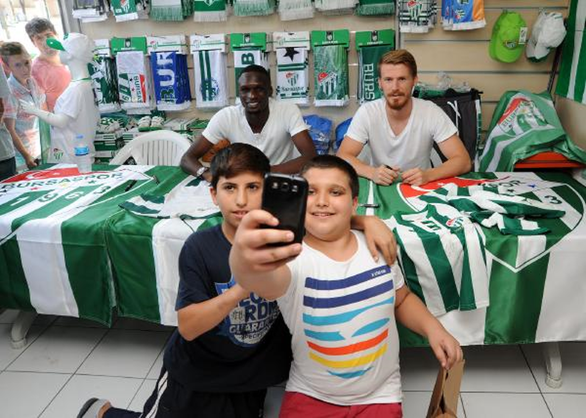 Bursasporlu Serdar ve Traore Taraftarla Buluştu