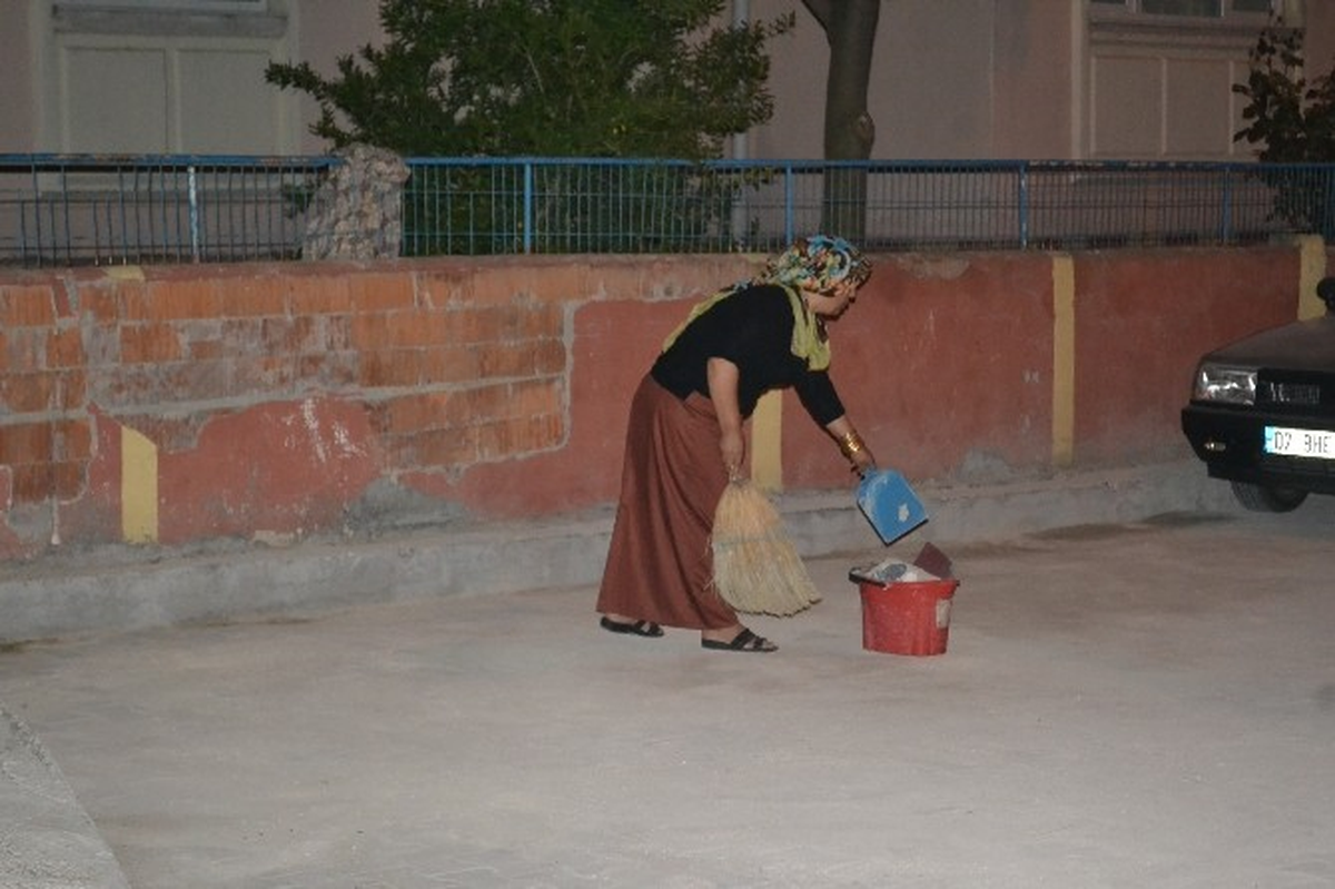 Tekirdağ\'da Çöp Aracı Gelmeyen Semtte İş Başa Düştü