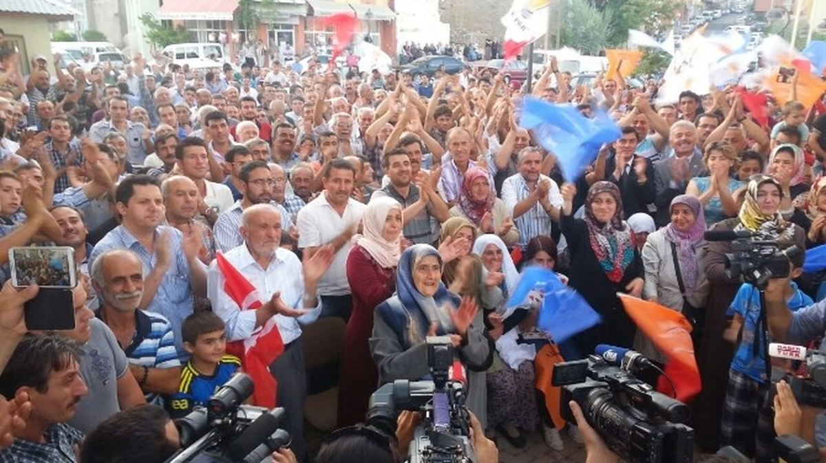 Davutoğlu\'nun Memleketinde Büyük Sevinç