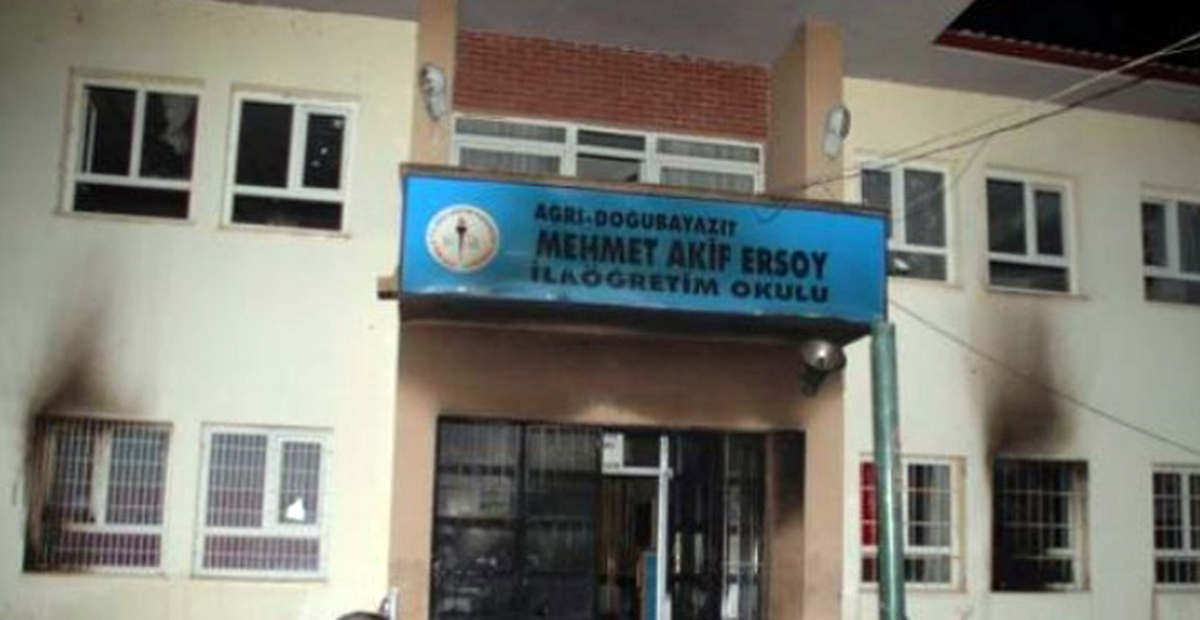 Doğubayazıt\'ta Bir Okulu Ateşe Verdiler