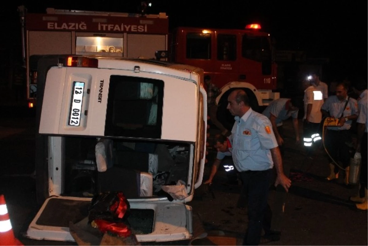 Elazığ\'da Düğünden Dönen 2 Minibüs Çarpıştı: 28 Yaralı