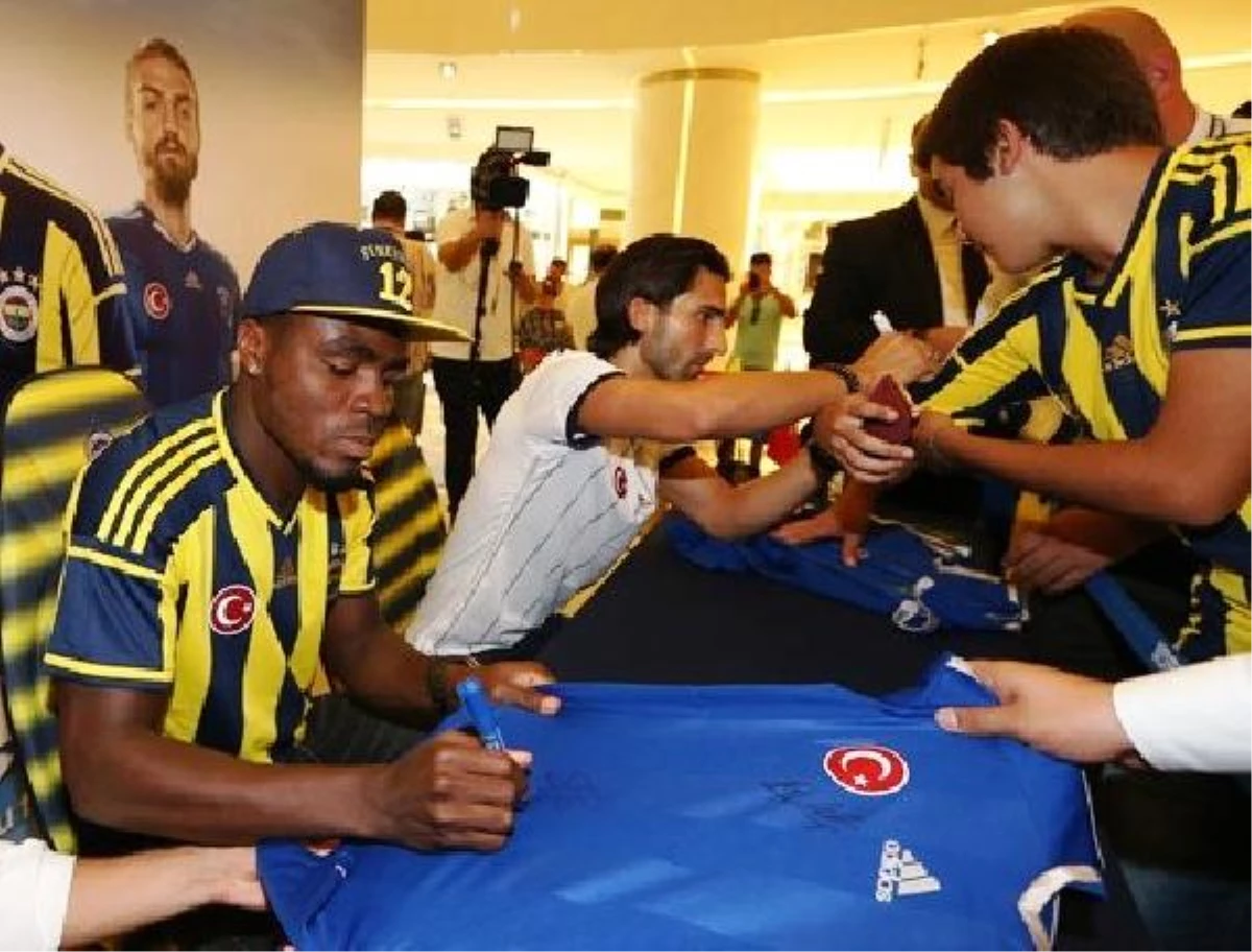 Emenike ve Hasan Ali Kaldırım Taraftarlara İmza Dağıttı ve Açıklamalar Yaptı