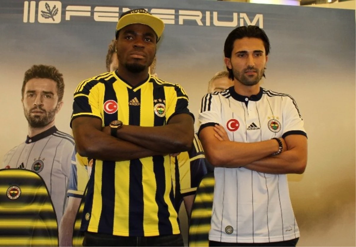 Emenike ve Hasan Ali Kaldırım Taraftarlara İmza Dağıttı