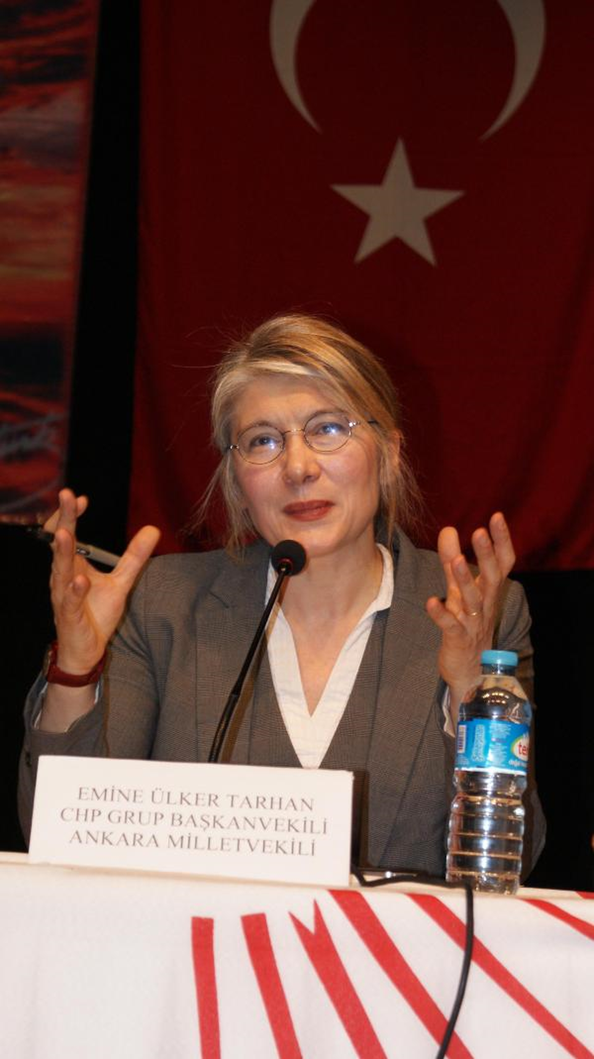 Emine Ülker Tarhan: Şampanya Patlatanlar Var