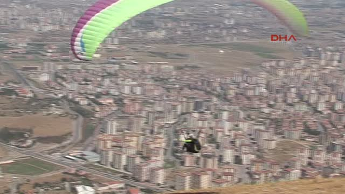 Kayseri\'de En Yaşlı Paraşütçü Gençlere Taş Çıkartıyor
