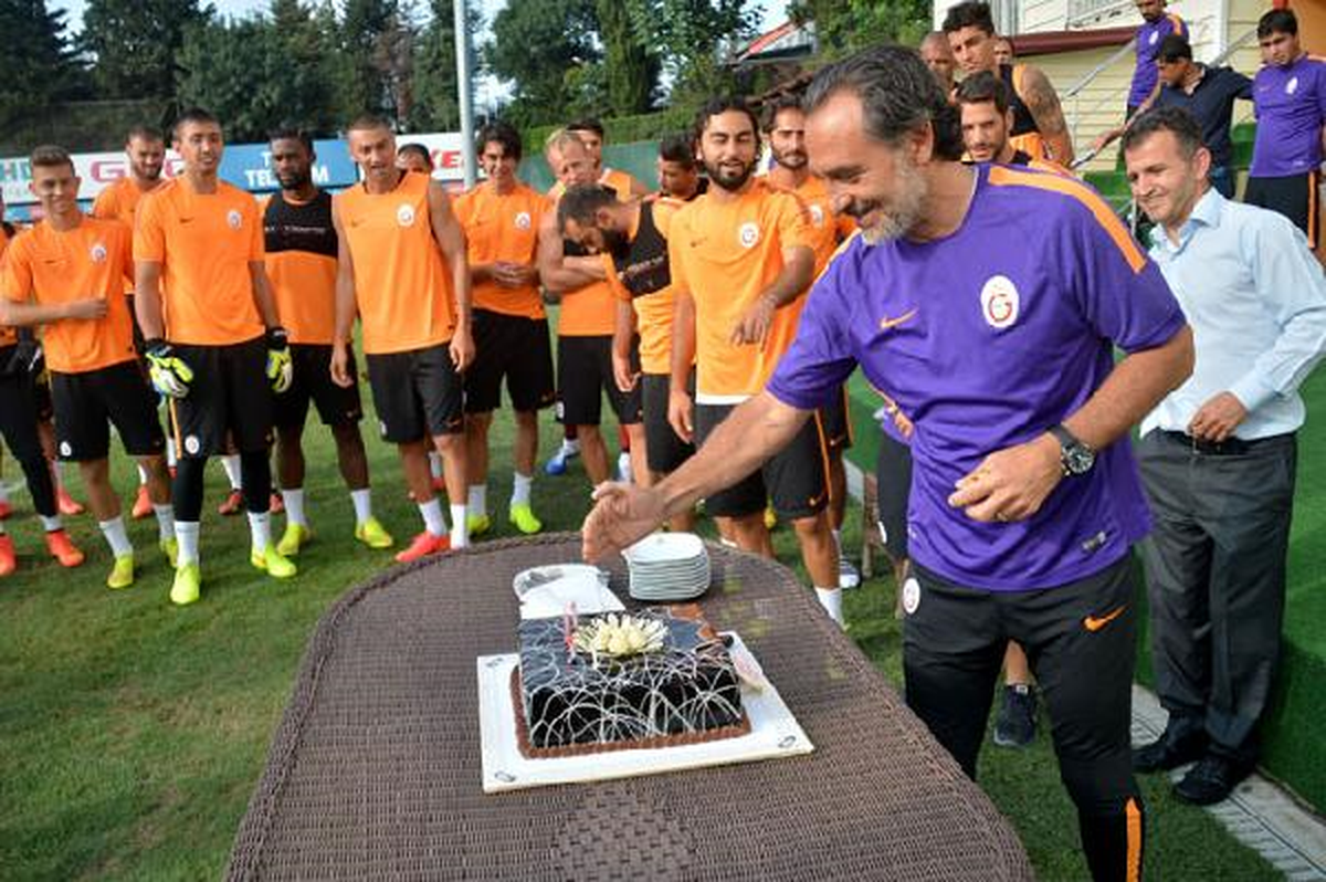 Galatasaray\'da Prandelli\'ye 57. Doğum Günü Sürprizi