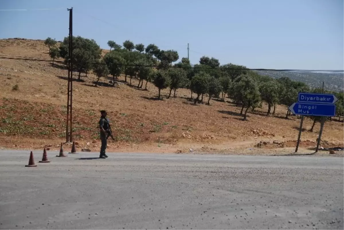 Göstericiler Diyarbakır\'ın Bazı İlçe Yollarını Trafiğe Kapattı