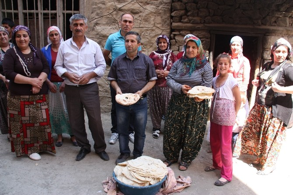 Hakkari\'de Ezidi Göçmenler İçin 50 Tandırda Ekmek Pişirildi