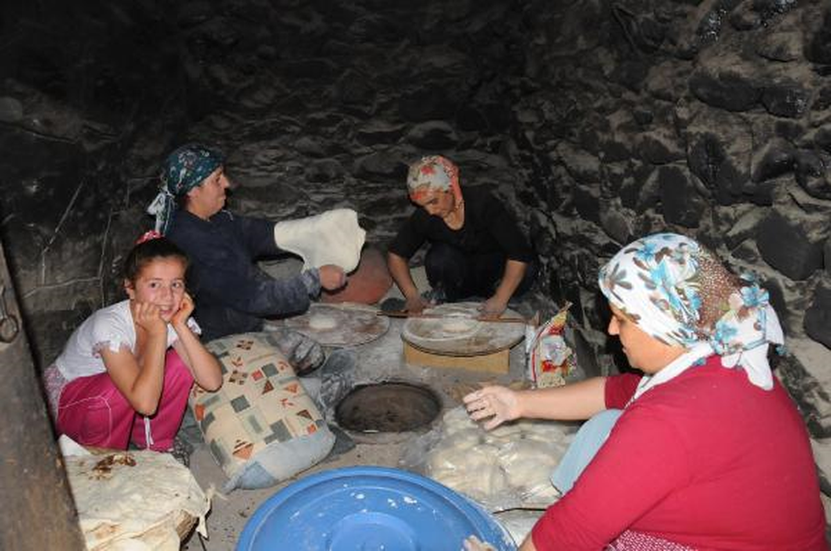 Hakkari\'nin Tandırlarında Iraklılar İçin Ekmek Pişti