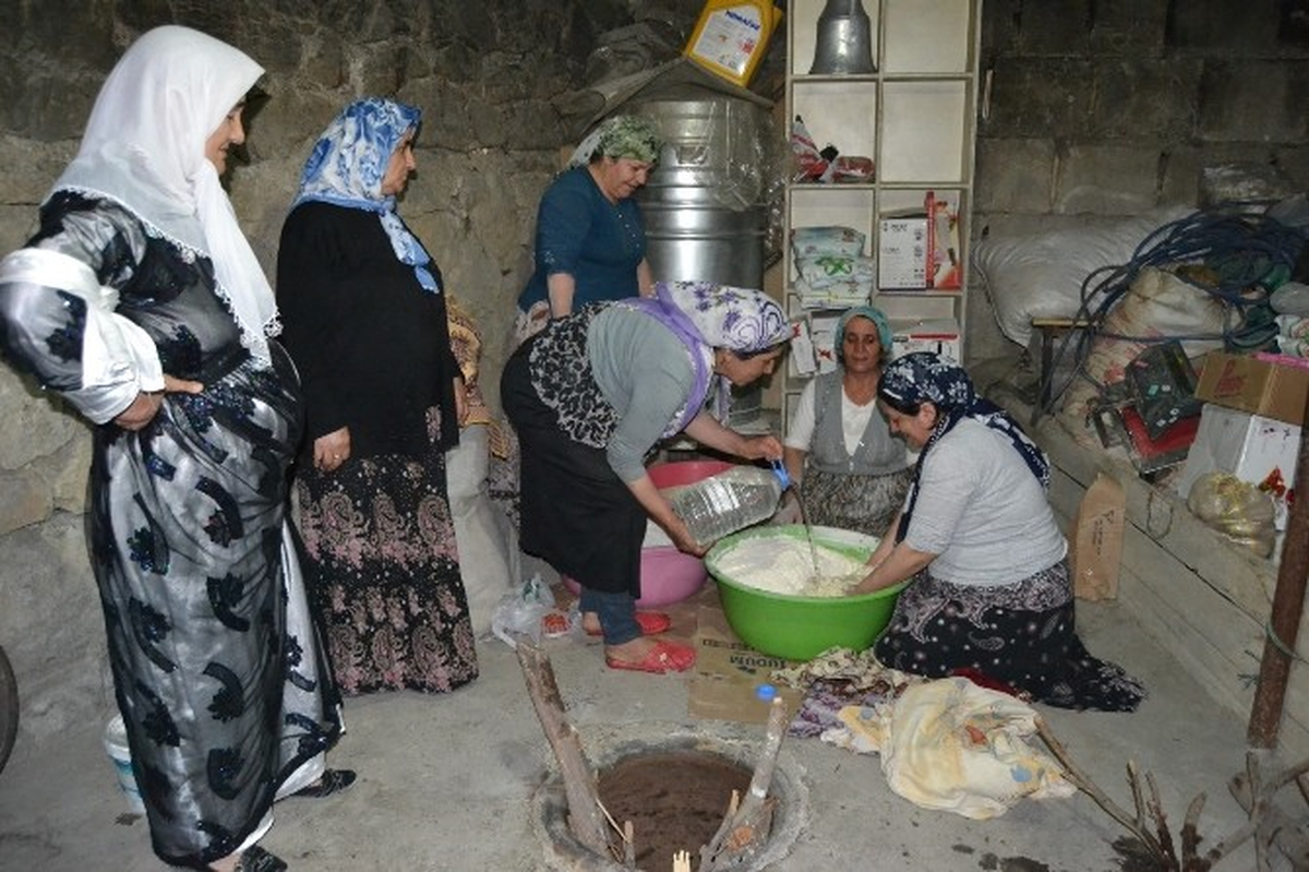Hakkarililer Gece Yarısı Tandır Başına Geçti