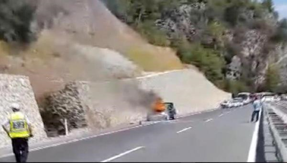 Hareket Halindeki Otomobil Alev Aldı