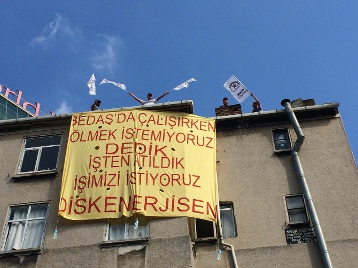 İşten Atılan BEDAŞ İşçileri, Beyoğlu\'nda Çatıya Çıkıp Eylem Yaptı
