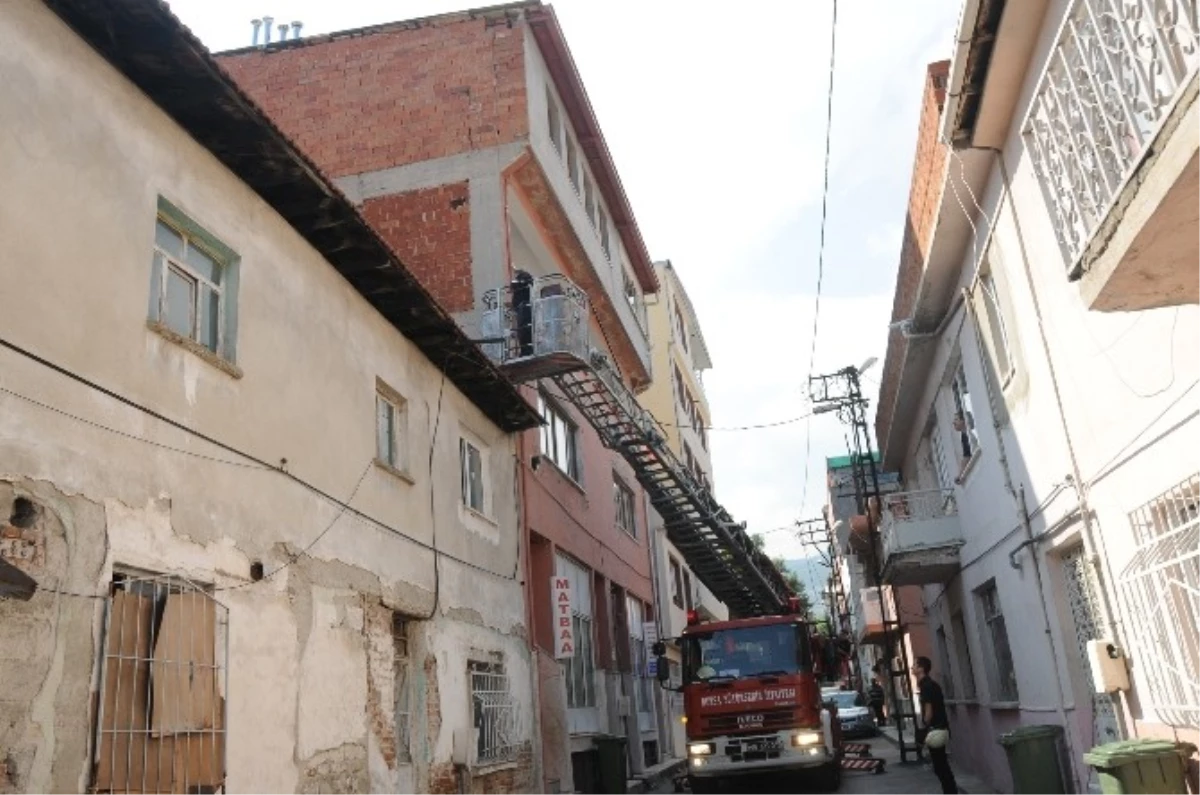 İtfaiye ve Polis Mahsur Kalan Kedi İçin Seferber Oldu