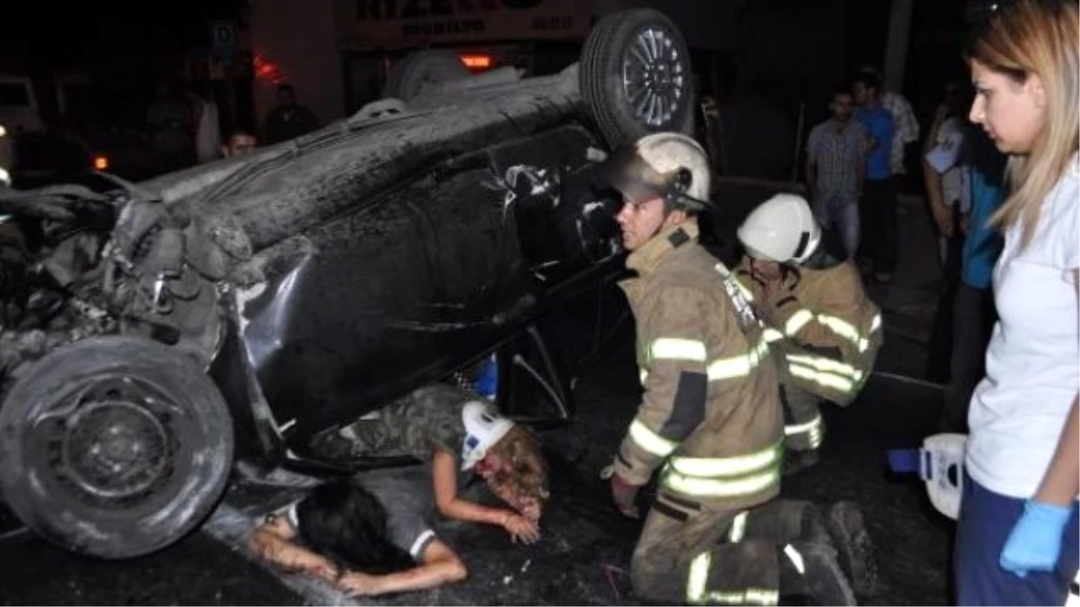 İzmir\'de Otomobil Takla Attı: 2 Yaralı