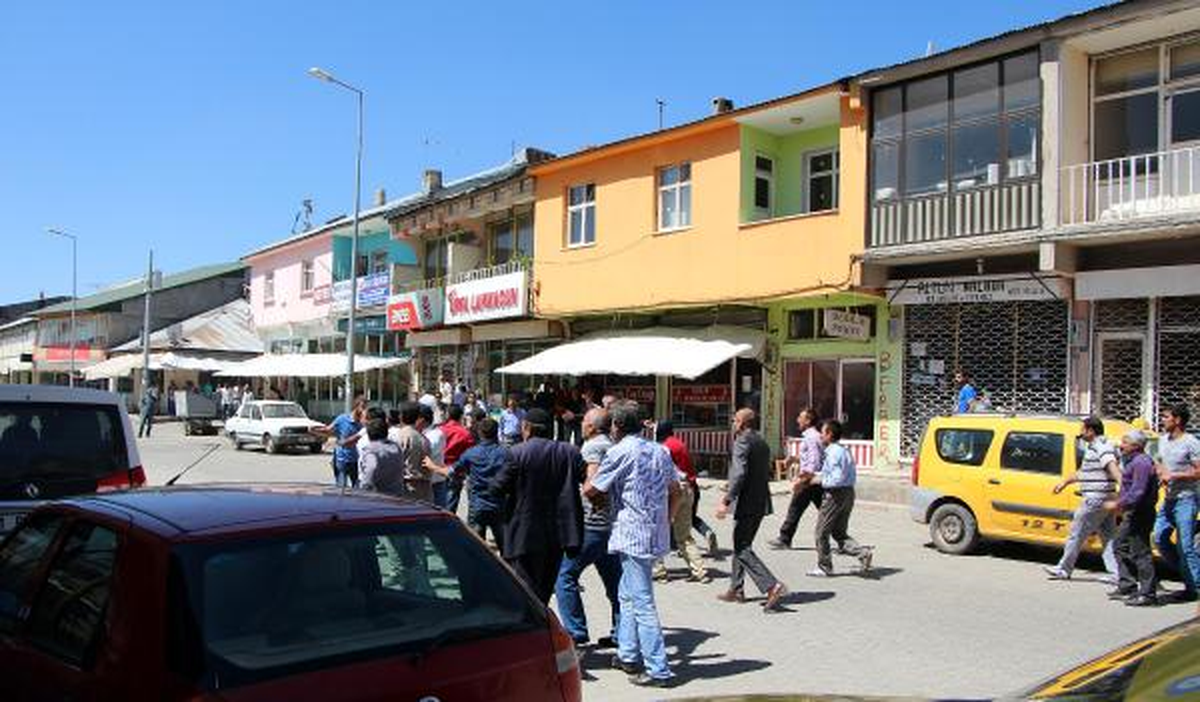 Bingöl\'deki Lice Protestosunda Göstericilerle Esnaf Birbirine Girdi