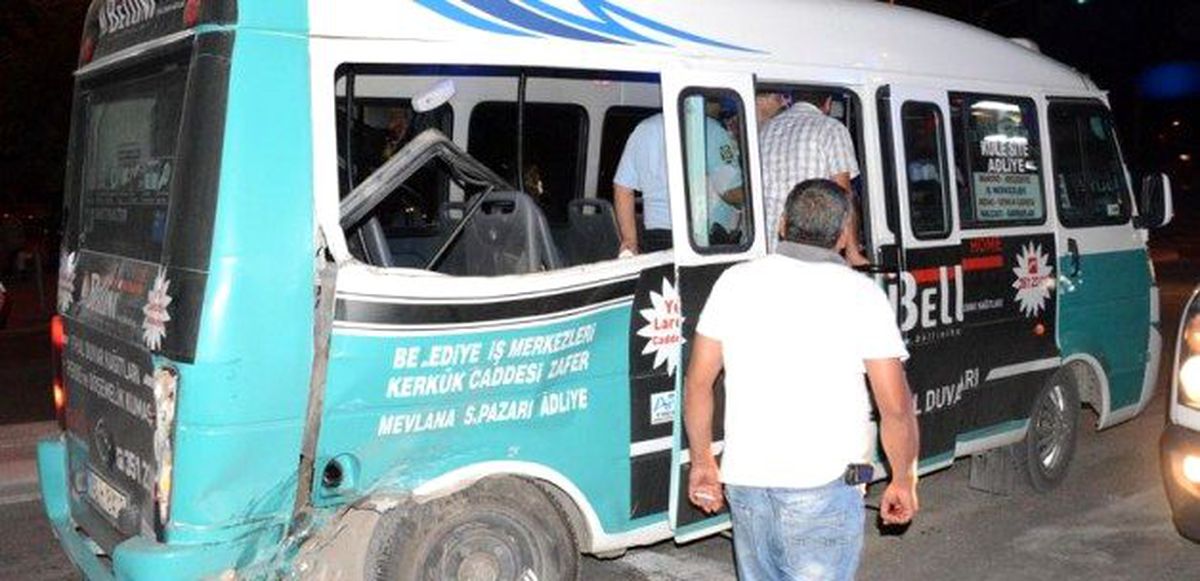 Konya\'da Otomobil ile Minibüs Çarpıştı: 6 Yaralı