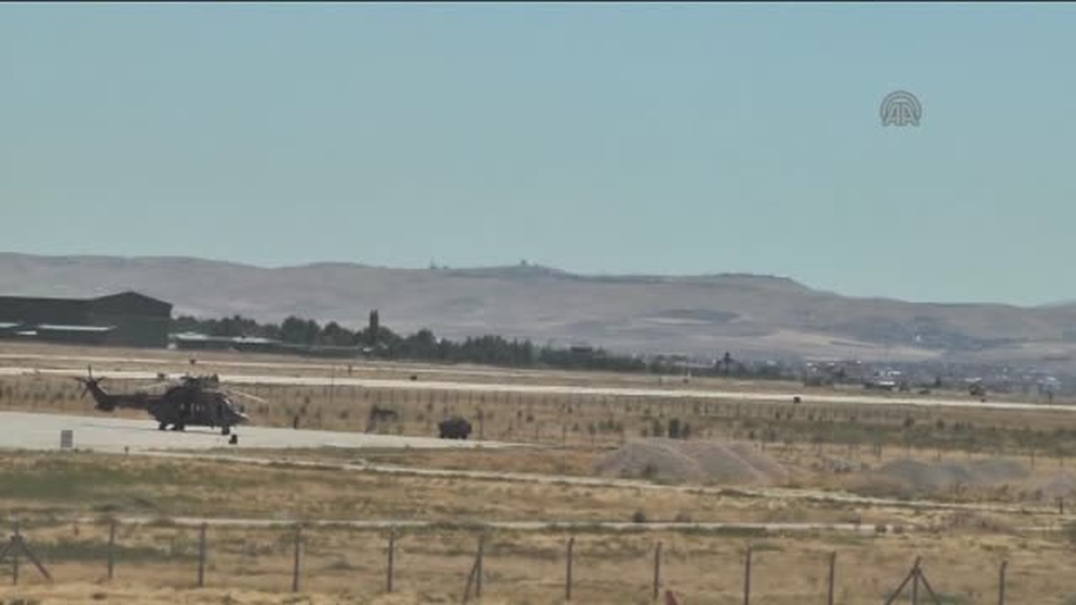 Lastiği patlayan F-16, uçuşları durdurdu -