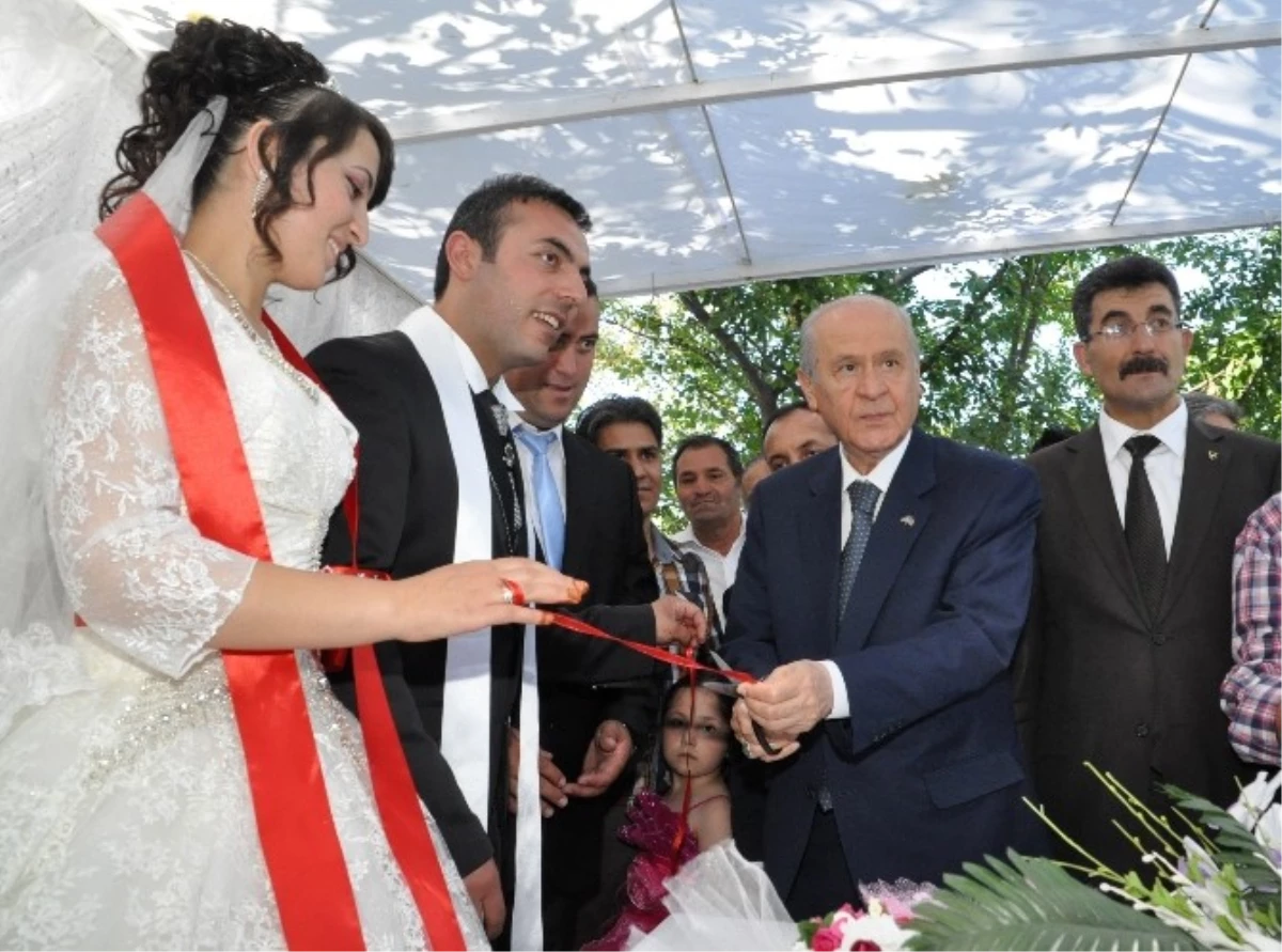 MHP Lideri Bahçeli Genç Çiftin Yüzüklerini Taktı