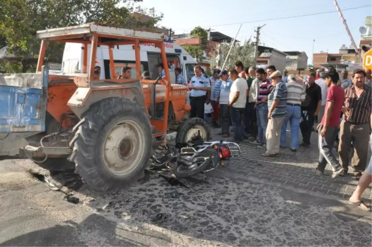 Aydın\'da Motosiklet Traktöre Çarptı: 2 Yaralı