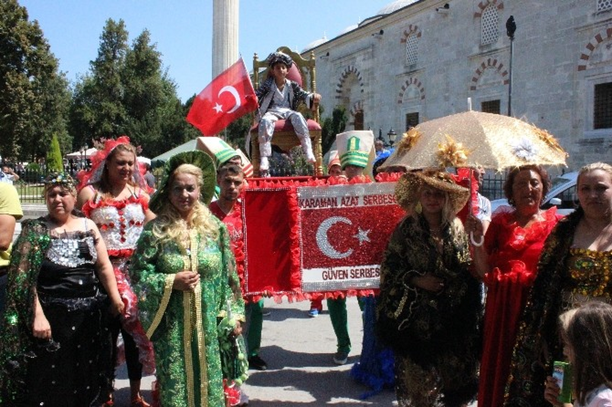 Sünnet Çocuğu Yeniçeriler Eşliğinde Edirne Caddelerinde Dolaştı