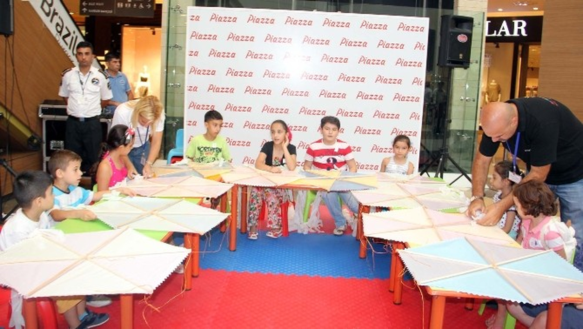 Şanlıurfa Piazza\'nın Minik Konukları Uçurtma Yaptı