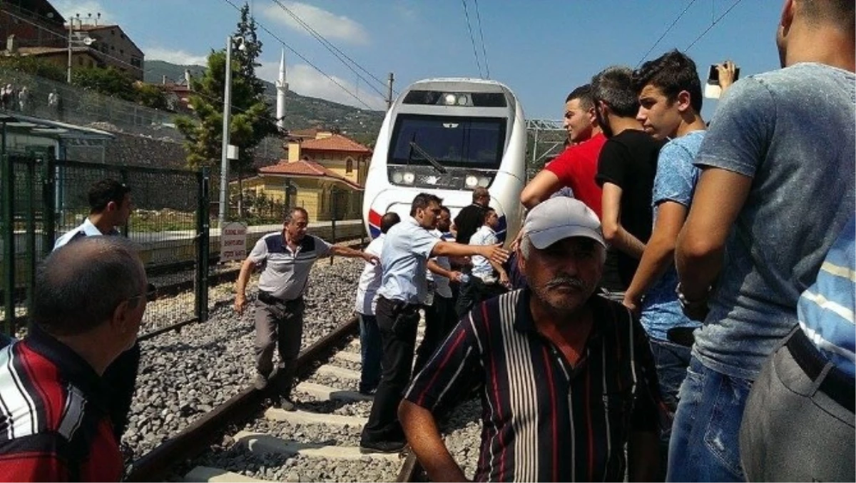 Sakarya\'da Vatandaşlar Yüksek Hızlı Tren\'i Durdurdu