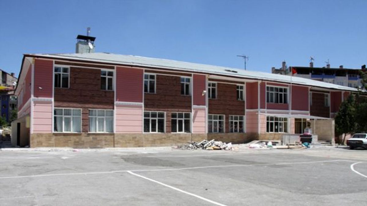 Sivas\'ta Okulların Tadilat Çalışmaları Devam Ediyor