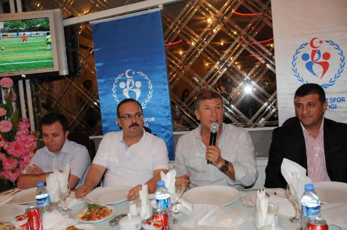Tanju Çolak\'tan Gaz Bombası Esprisi