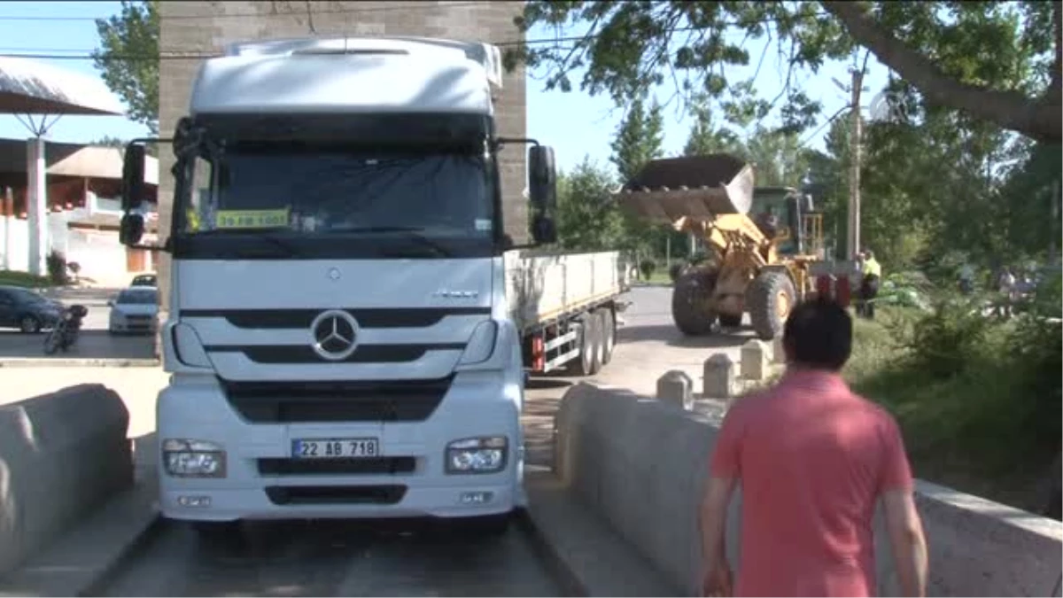 Edirne\'de Tarihi Köprüye Sıkışan TIR, Kasra da Zarar Verdi