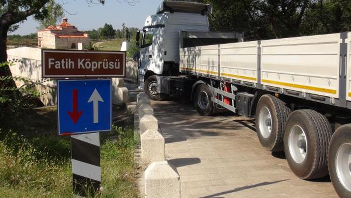 Tır, Tarihi Köprüde Sıkıştı