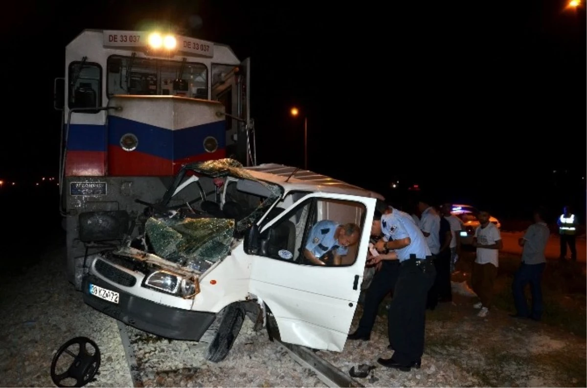 Trenin Çarptığı Minibüs Şoförü Hayatını Kaybetti