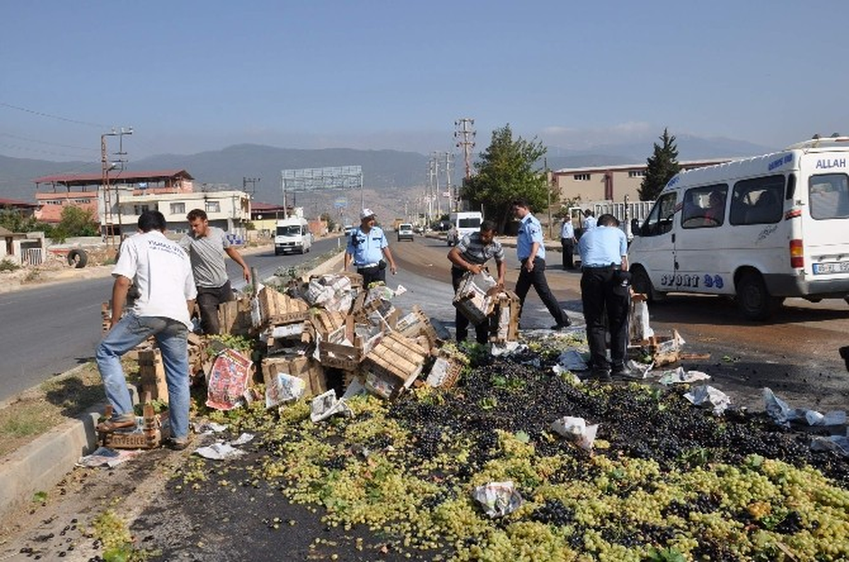 Üzüm Yüklü Araç Devrildi: 1 Yaralı