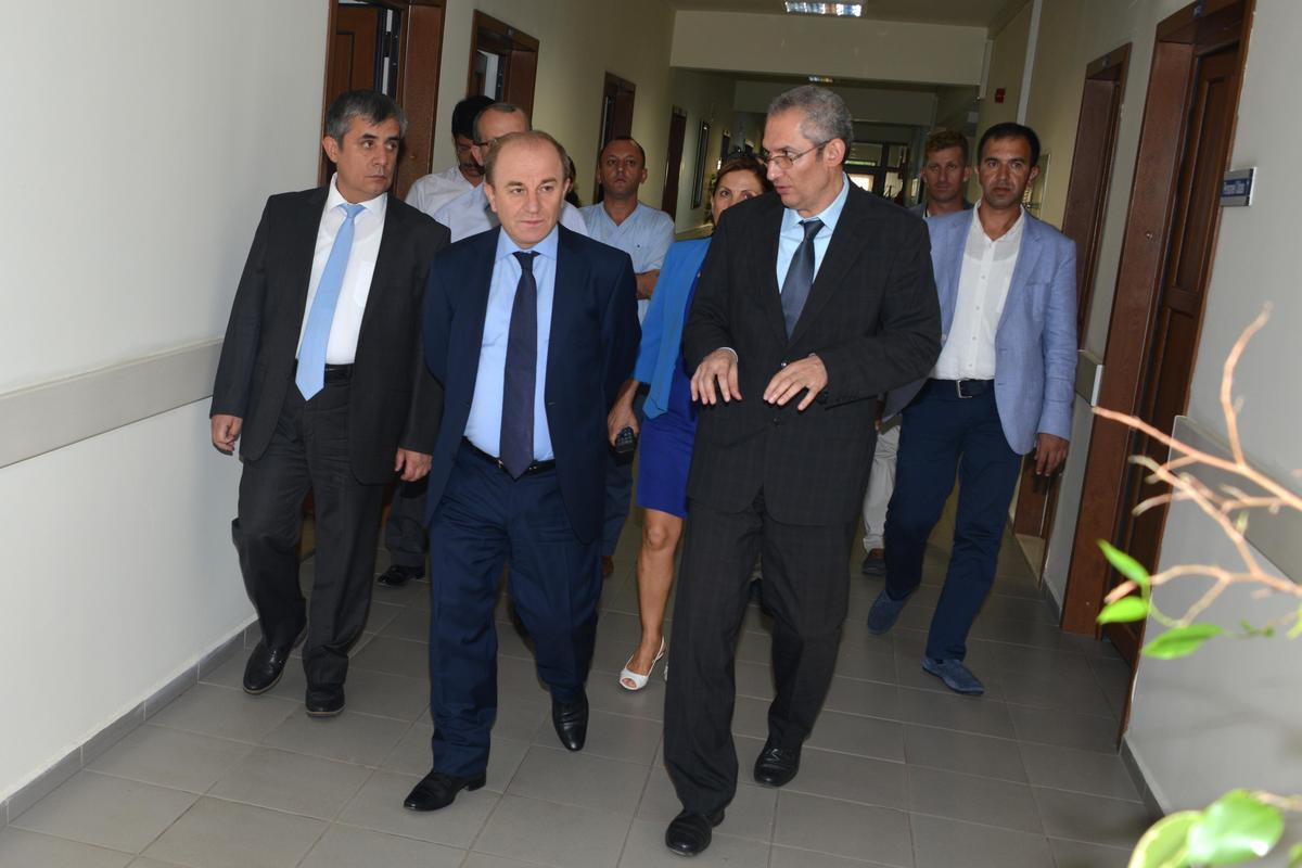 Vali Öztürk, Alkol ve Madde Bağımlılarını Ziyaret Etti
