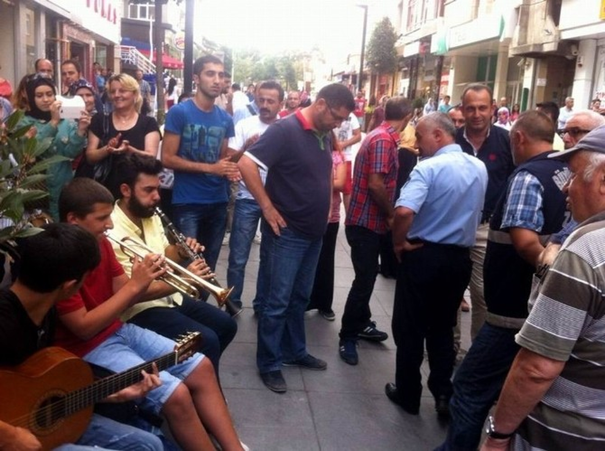Vatandaş Şikayet Etti, Zabıta Kaldırdı